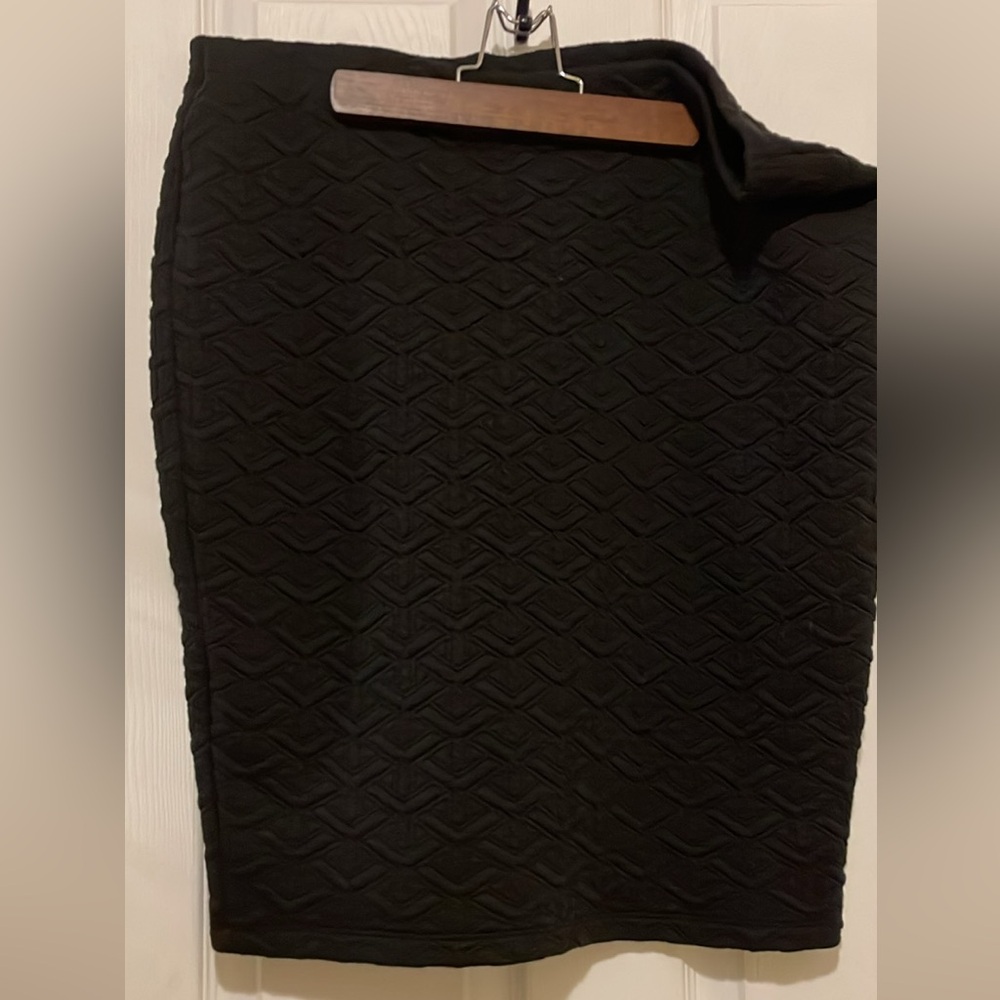 Black quilted jersey pencil skirt casual minimalist, runs large